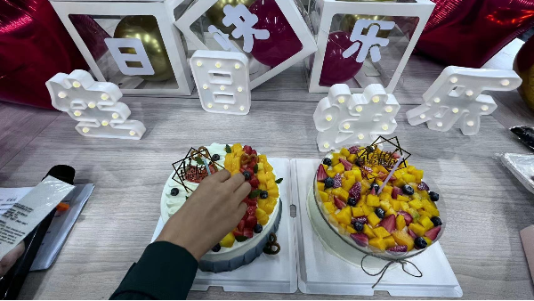 第二個開心快樂的生日會---除了業(yè)績長虹，我們還想吃喝玩樂